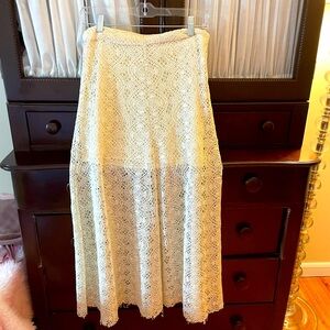 Zara Off White Skirt! Great for spring, summer, fall outfits! Size Medium